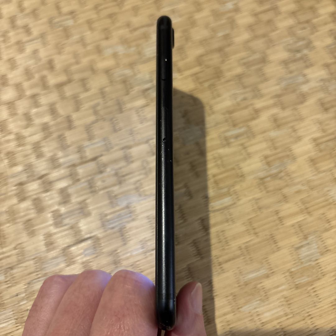 お*り様 iPhone SE2 64GB ブラック