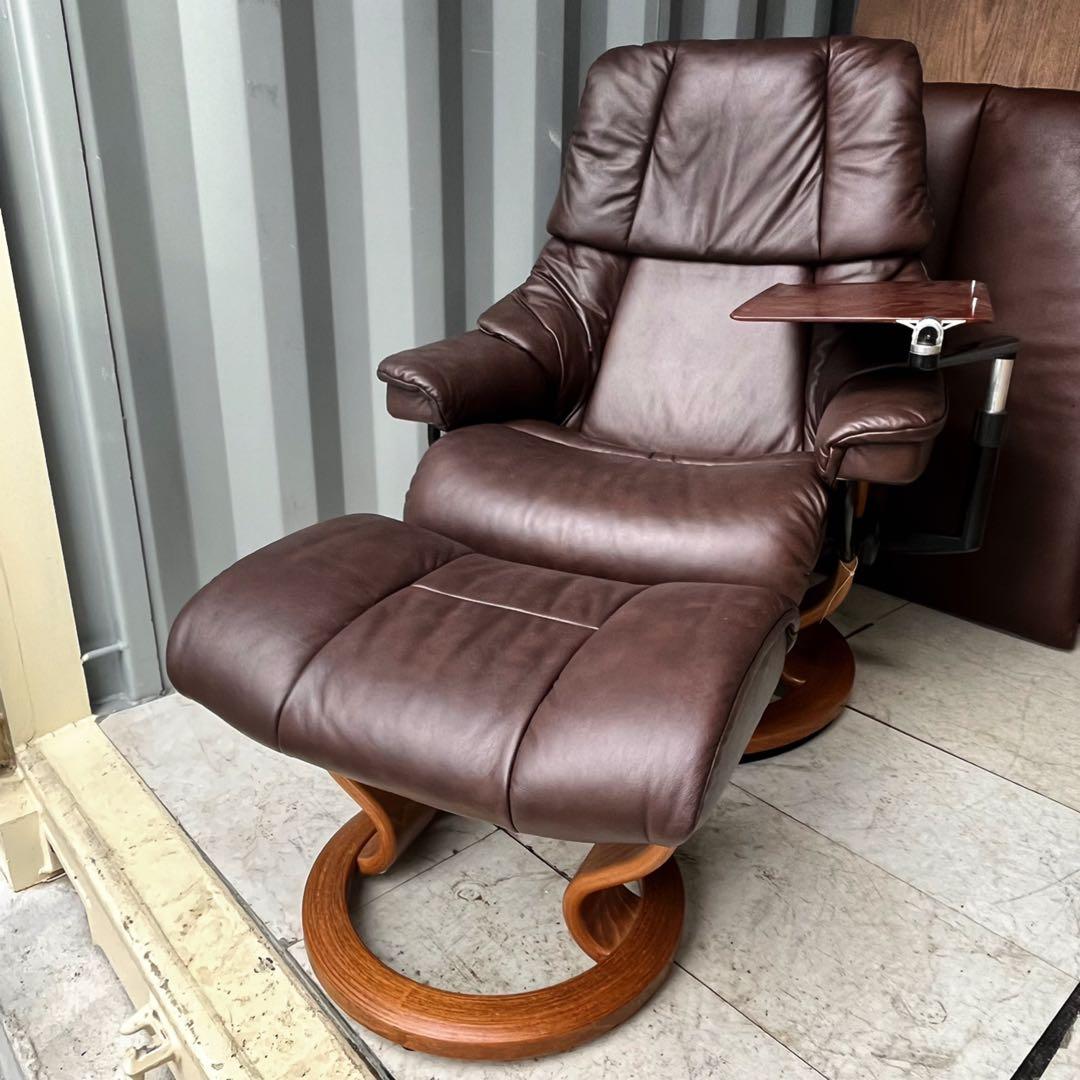 取付無料！エコーネス ストレスレス レノ 本革テーブル付きチェア・オットマン✨