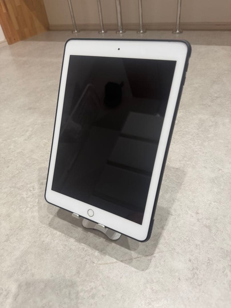 Apple iPad 第6世代 WiFi 32GB シルバー（ケース付き）