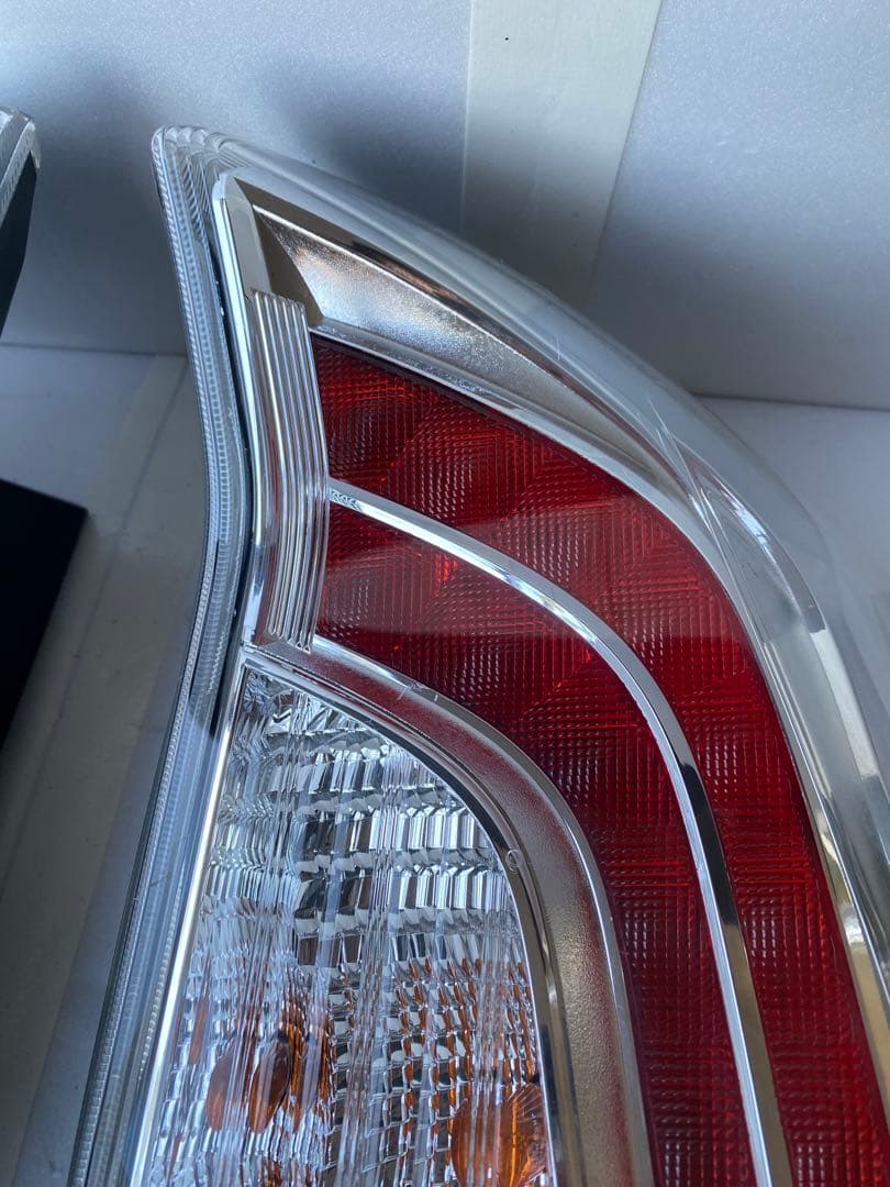 プリウス30 テールランプ 外側左右セット 純正