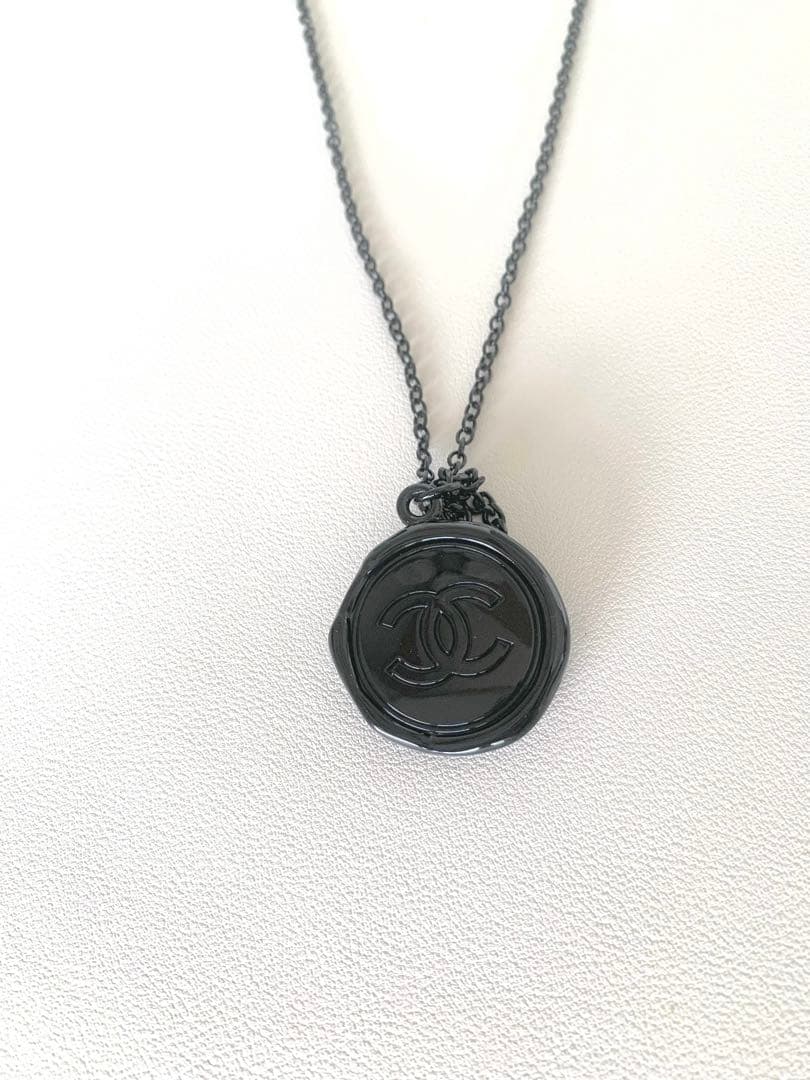 CHANEL ブラック ロゴ ペンダント ネックレス ユニセックス