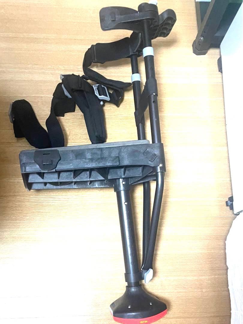 ハンズフリー松葉杖 歩行補助具 痛みのない膝松葉杖 ニークラッチ