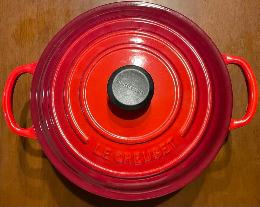 【新品】シグニチャー ココット・ロンド22cm チェリーレッド（ブラックツマミ）