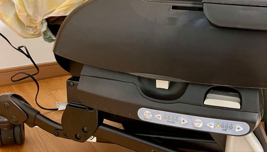 combiコンビ ネムリラ 4キャス オートスウィング ハイローチェア