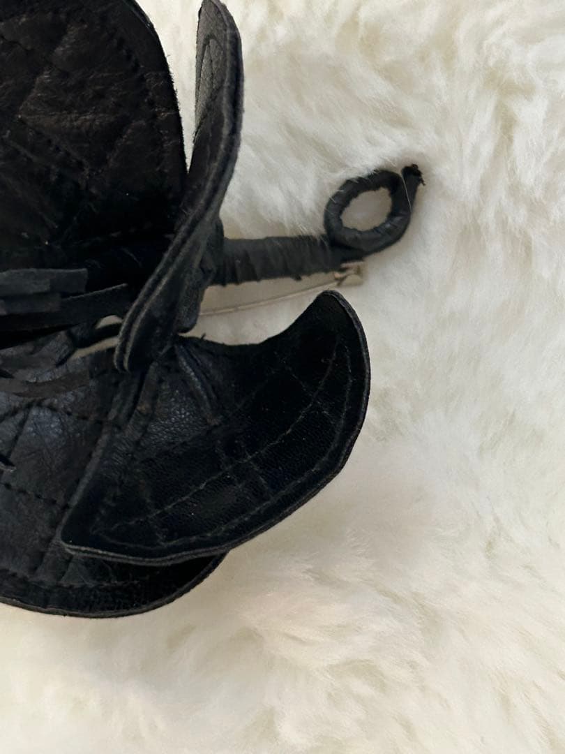 CHANEL ビンテージマトラッセ黒いレザー花型ブローチ約10cm可愛い