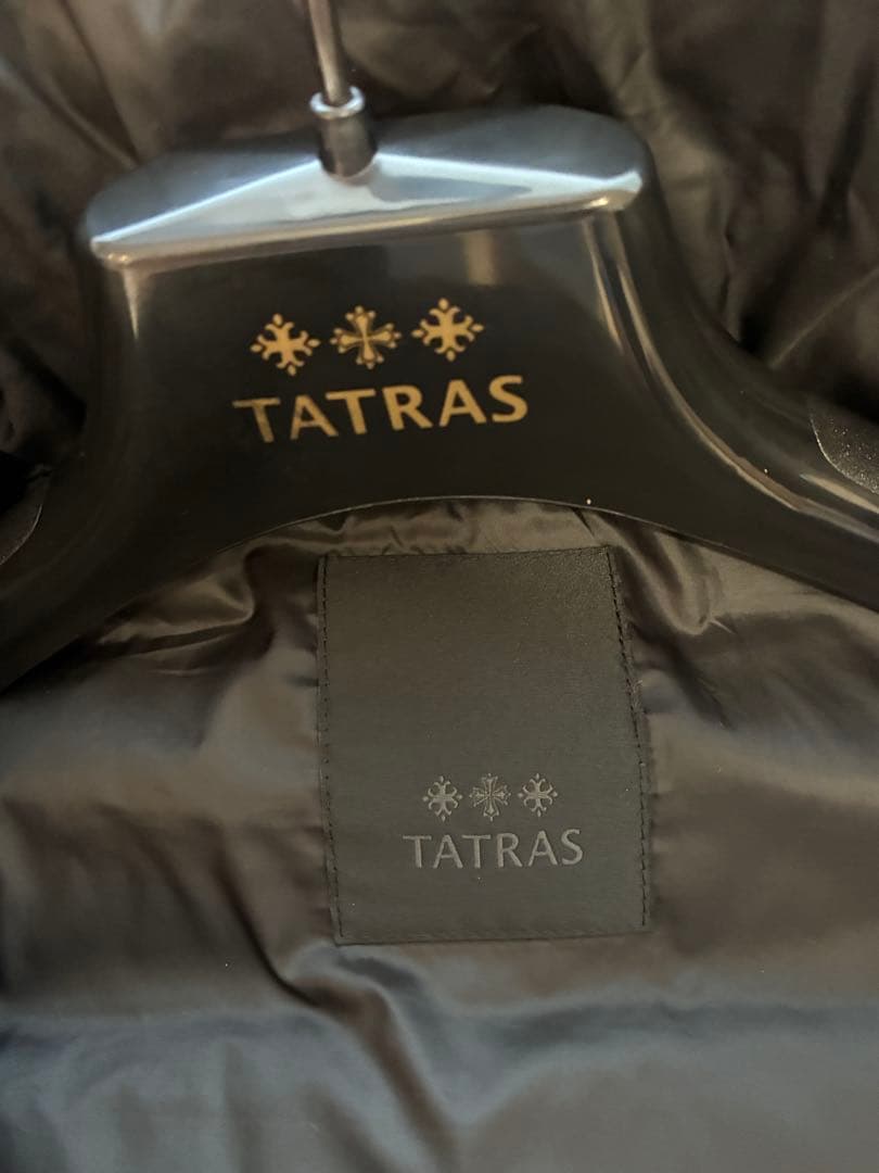 【ねこすけ】TATRAS SARMAファー付ロングダウン ブラック01