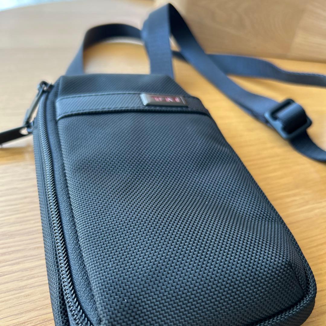 TUMI ブラック ボディバッグ