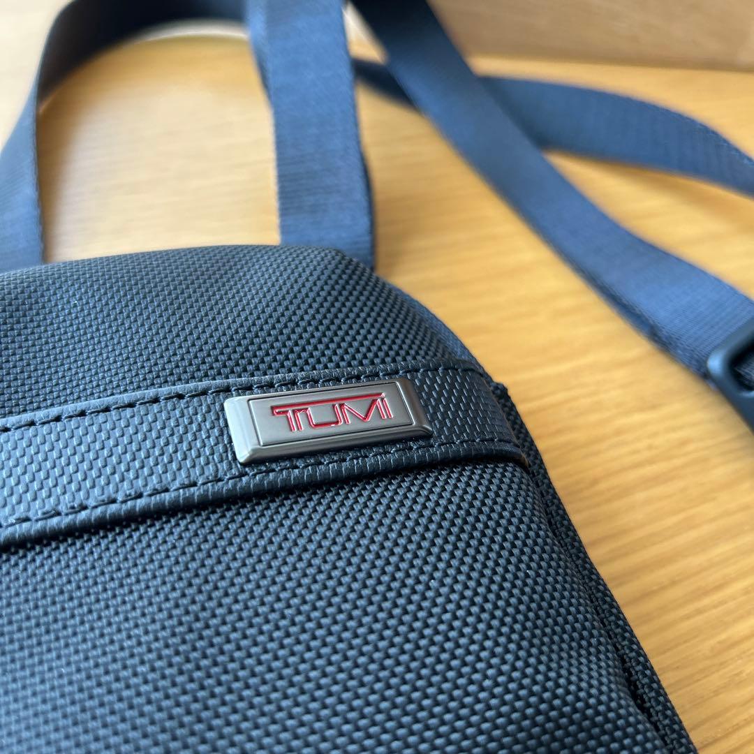 TUMI ブラック ボディバッグ