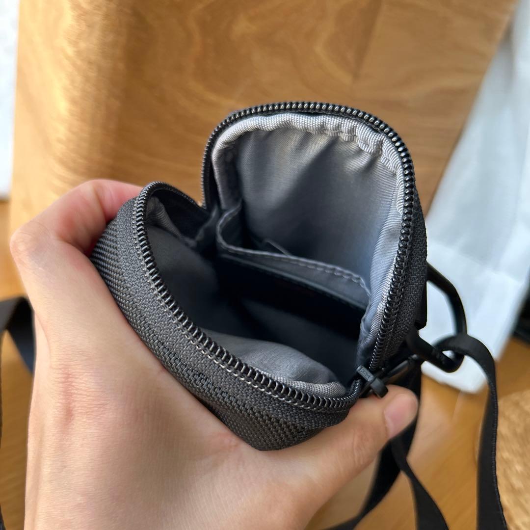 TUMI ブラック ボディバッグ