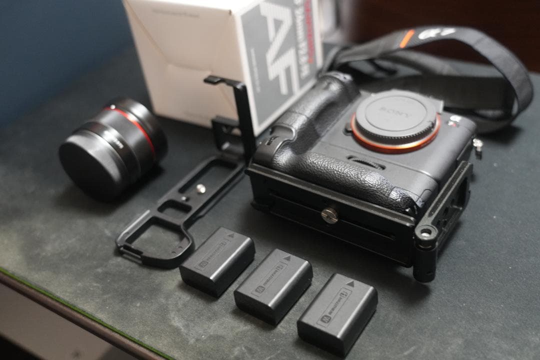 α7Rii ＋SamyangAF24f2.8mm 縦グリップ