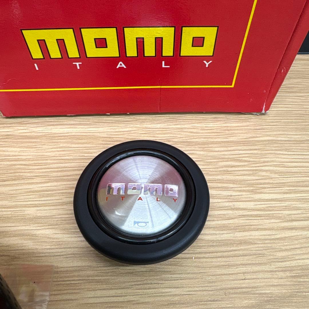 momo ステアリング パンチングレザー/赤ステッチ