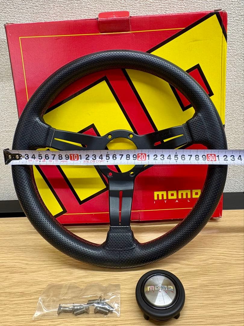 momo ステアリング パンチングレザー/赤ステッチ