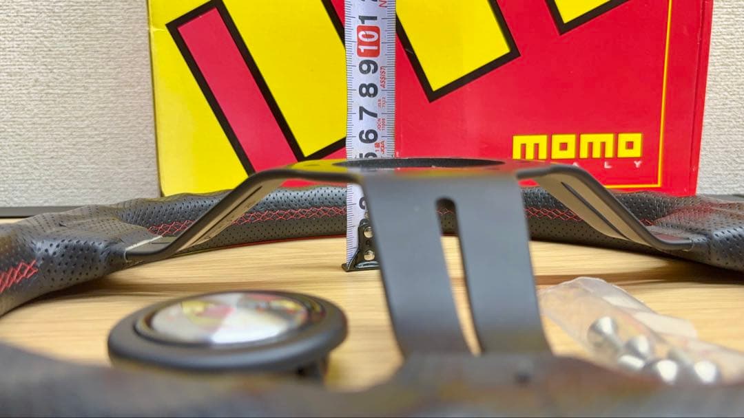 momo ステアリング パンチングレザー/赤ステッチ