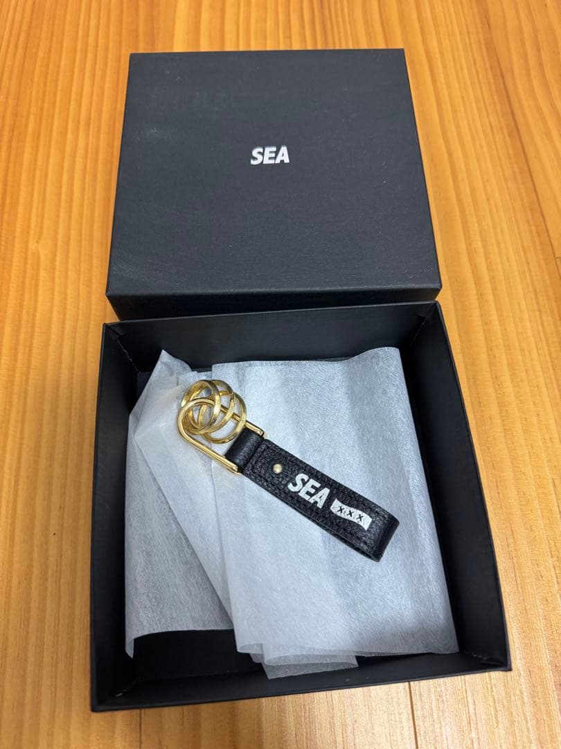 wind and sea God Selection レザーキーホルダー