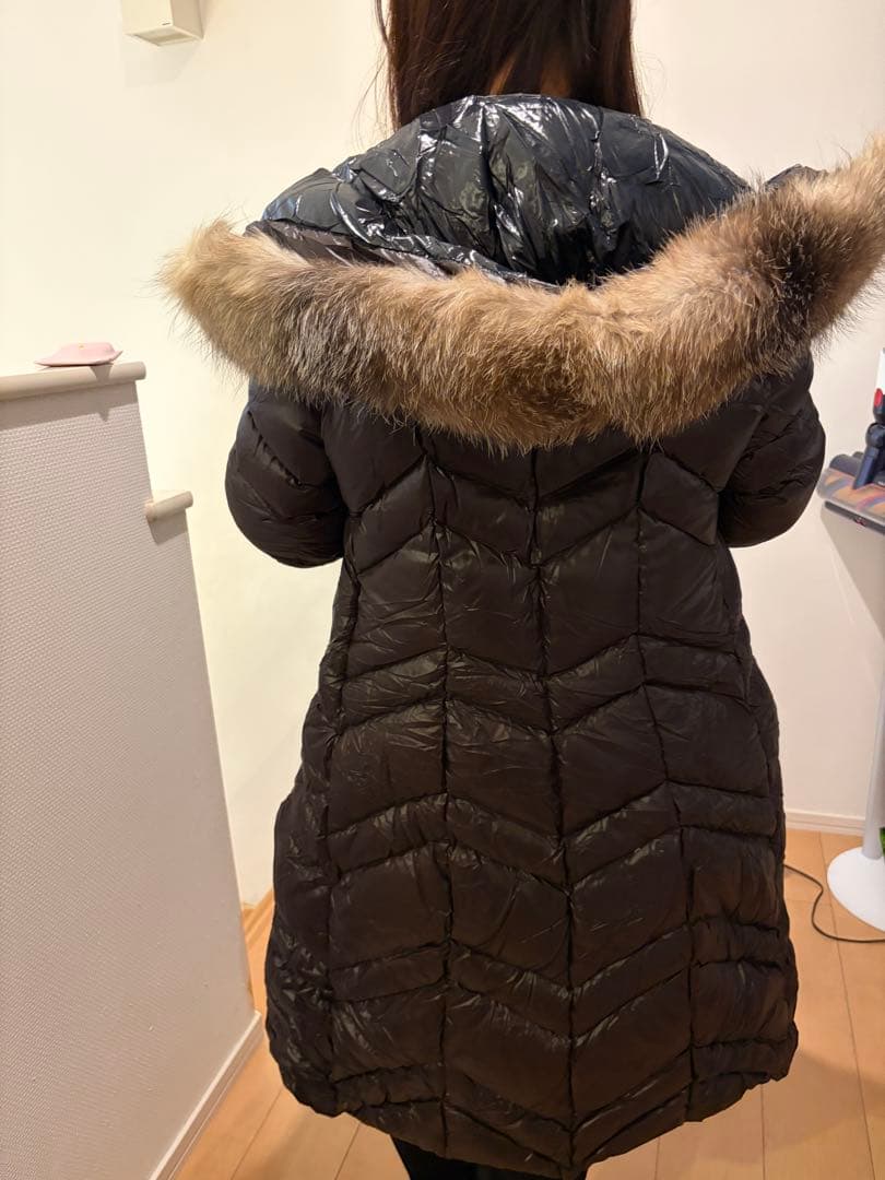 ファー付きダークブラウンロングダウンジャケット　モンクレール