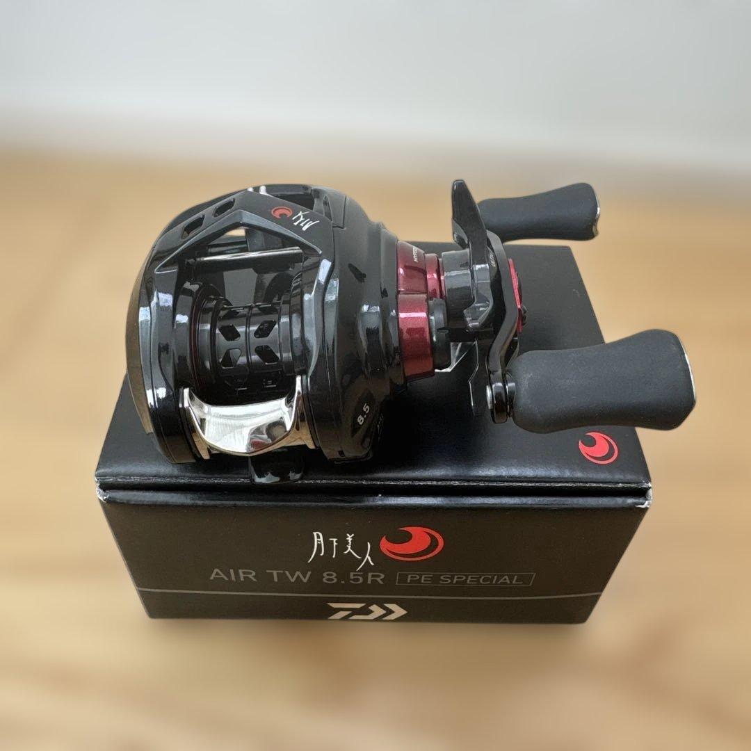 Daiwa 月下美人　AIR TW 8.5L ベイトリール 黒/赤