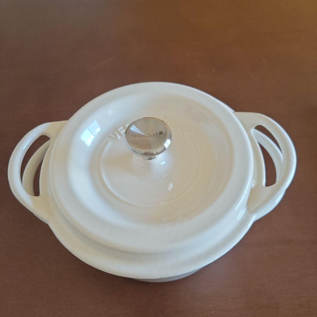 バーミキュラ　　　　　　　　　　オーブンポット14㎝鍋敷き付き