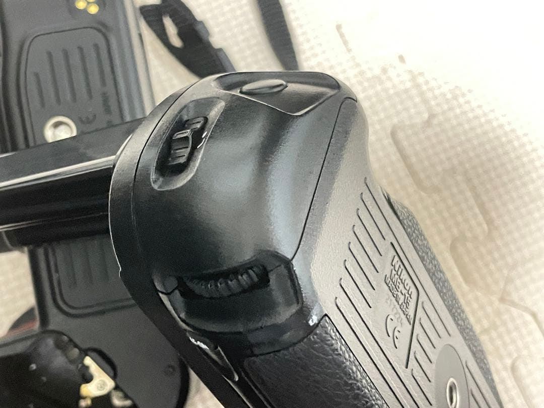 NIKON F１００ フィルムカメラ　バッテリーグリップ、ストラップ