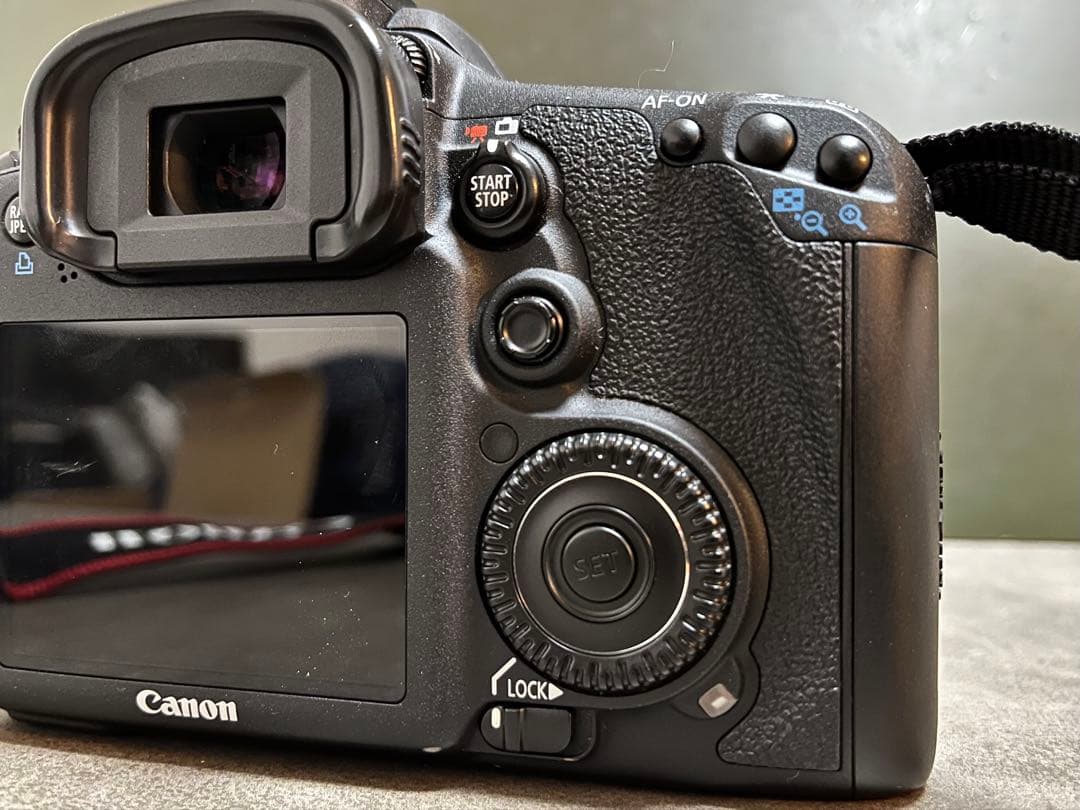 Canon EOS 7D 付属品完備 レンズ フラッシュカード２枚付き 美品