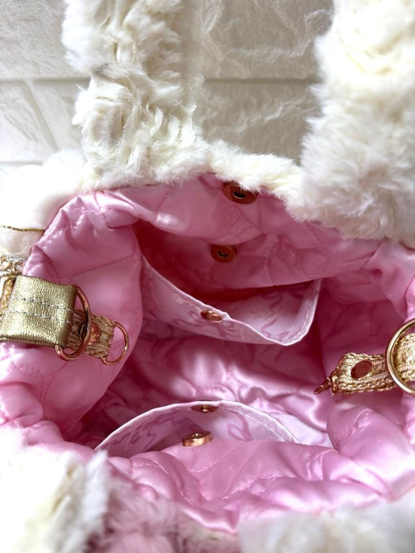 m*e様 コヤンイサムチョン　フリルファーバッグ 白　ピンクうさちゃん