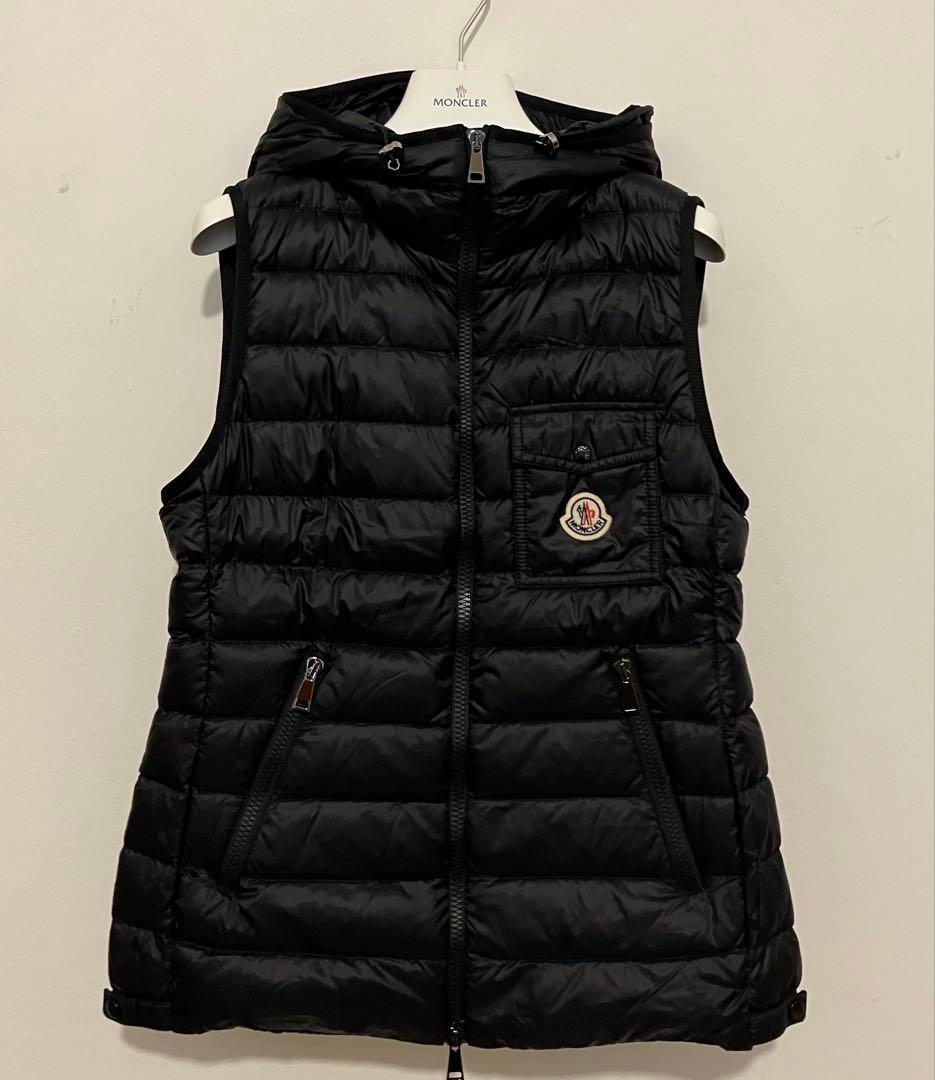 Moncler モンクレール　フードが可愛いジップアップダウンベスト