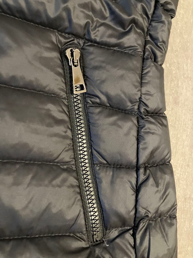 Moncler モンクレール　フードが可愛いジップアップダウンベスト