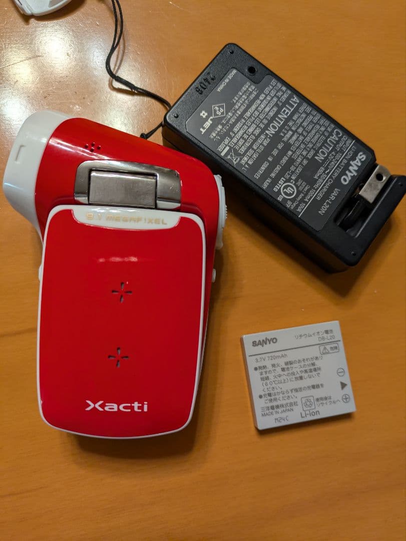 サンヨー　SANYO　ビデオカメラ レッド　Xacti DMX-CG9(R)