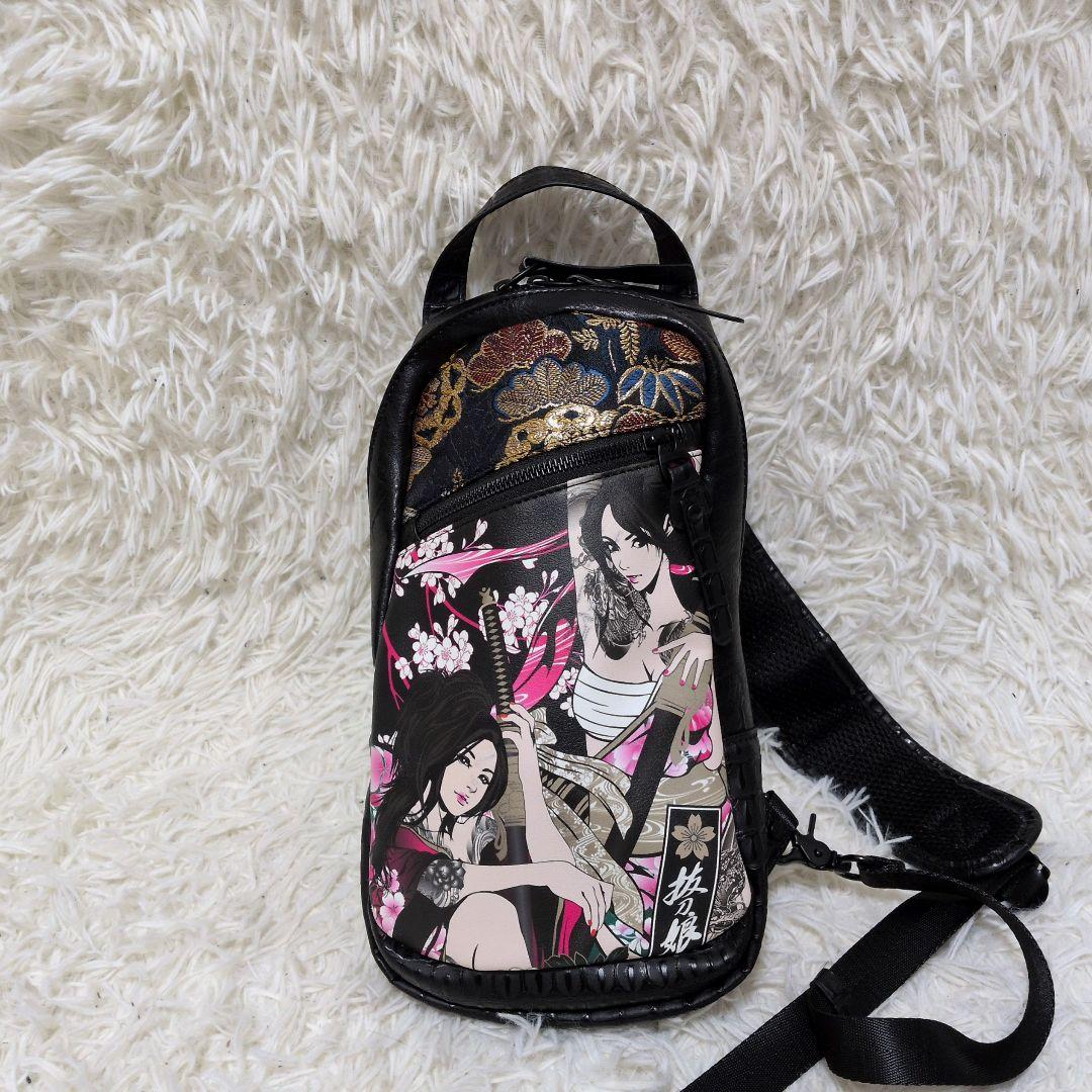 絡繰魂 抜刀娘 型押し ショルダーバッグ 刺繍 ブラック