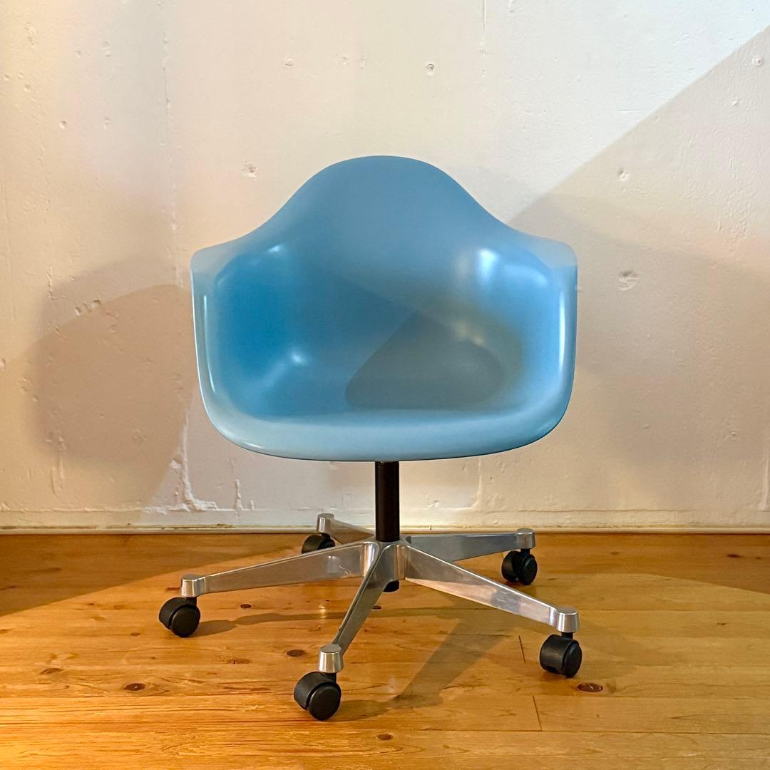 Vitra イームズ アームシェルチェア　４キャスターベース 昇降機能付き