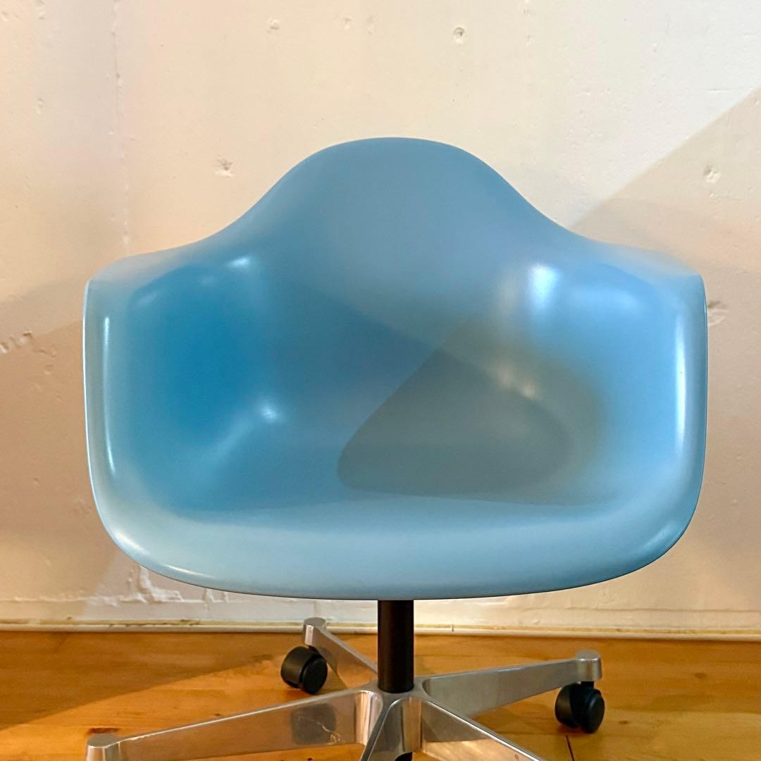 Vitra イームズ アームシェルチェア　４キャスターベース 昇降機能付き