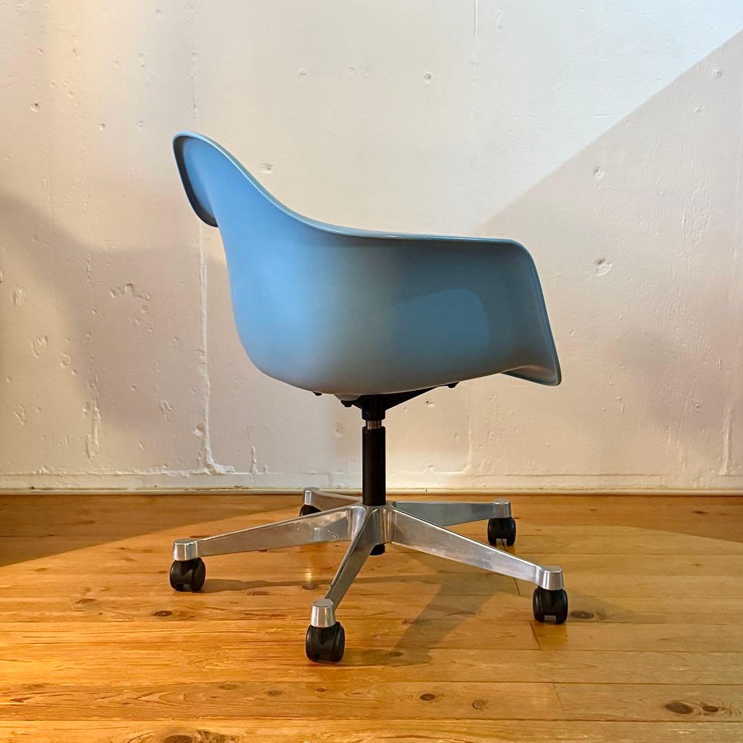 Vitra イームズ アームシェルチェア　４キャスターベース 昇降機能付き