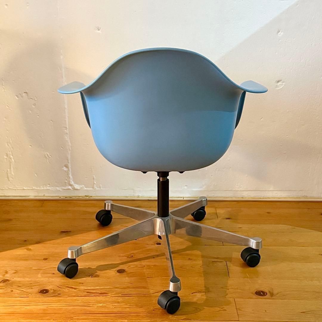 Vitra イームズ アームシェルチェア　４キャスターベース 昇降機能付き