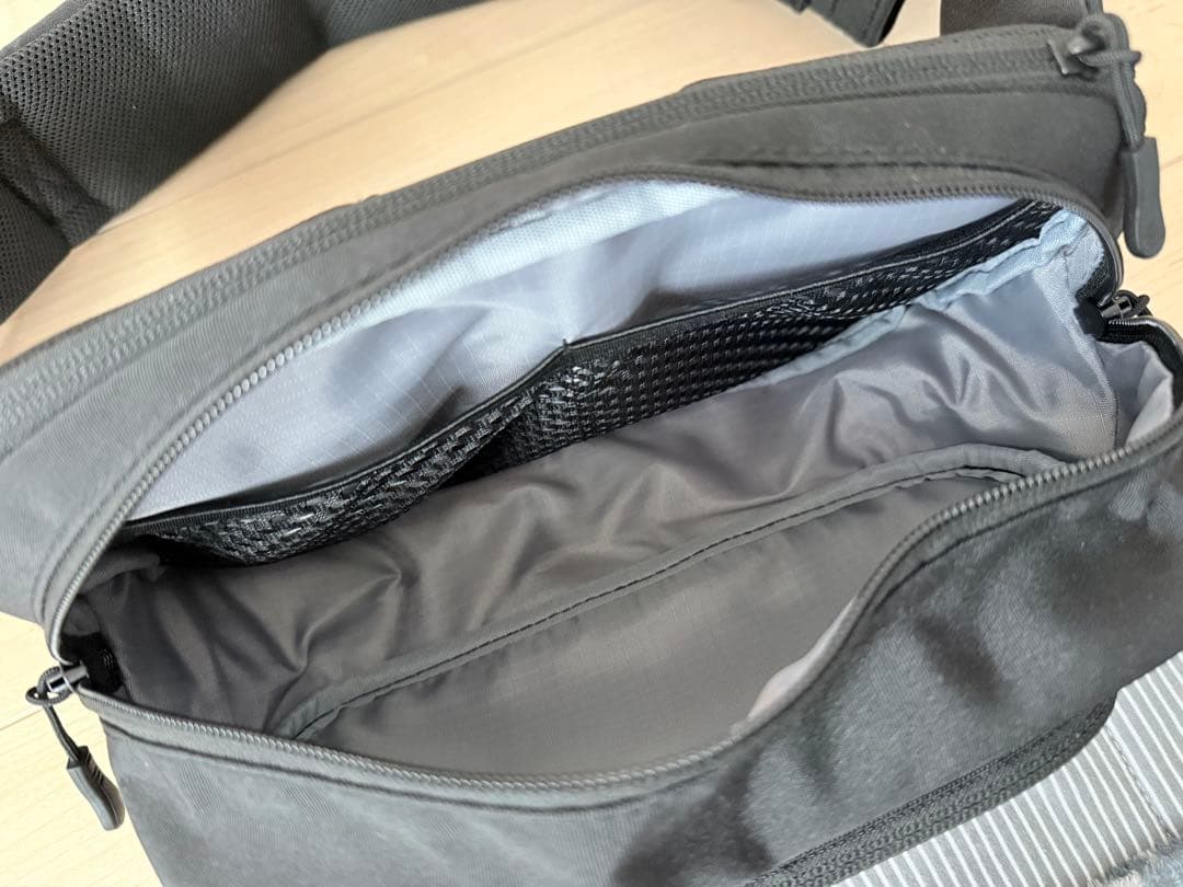 POMULU ヒップシート　ブラック