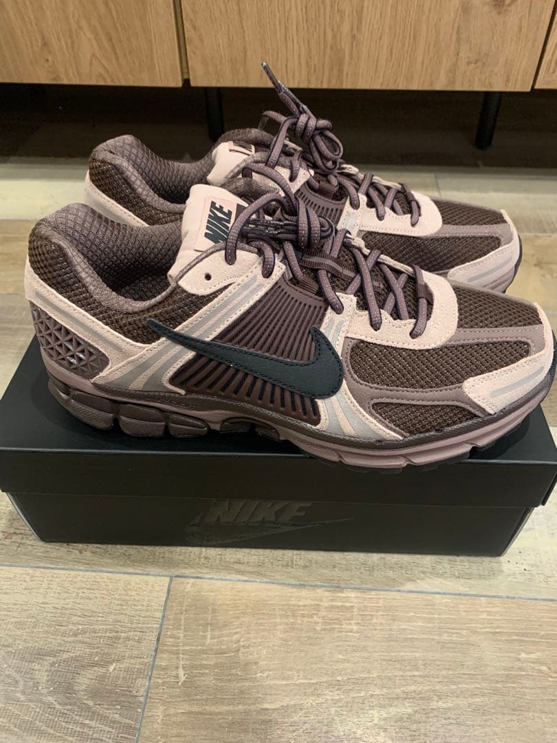 ヘ*イ様 NIKE WMNS VOMERO 5ナイキ ウィメンズ ズーム ボメロ