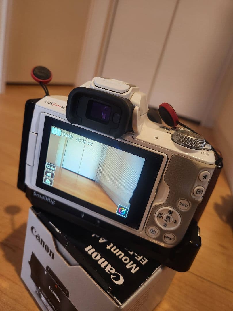 Canon EOS Kiss M レンズキット ホワイト EFアダプター付き