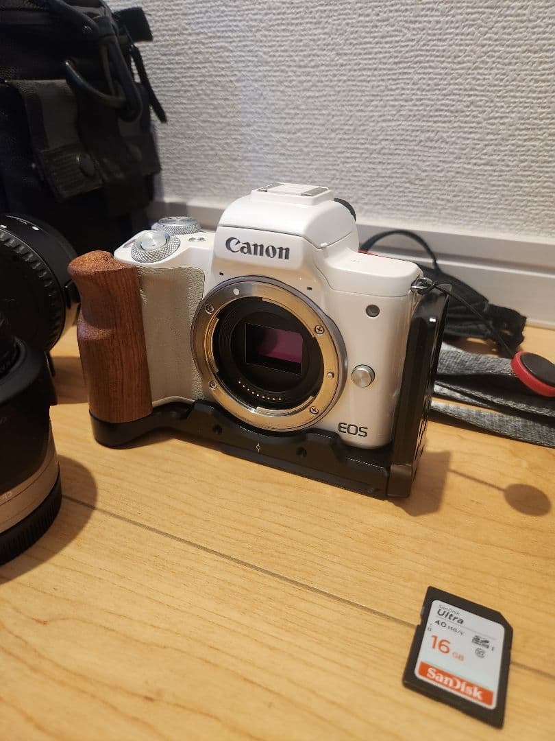 Canon EOS Kiss M レンズキット ホワイト EFアダプター付き