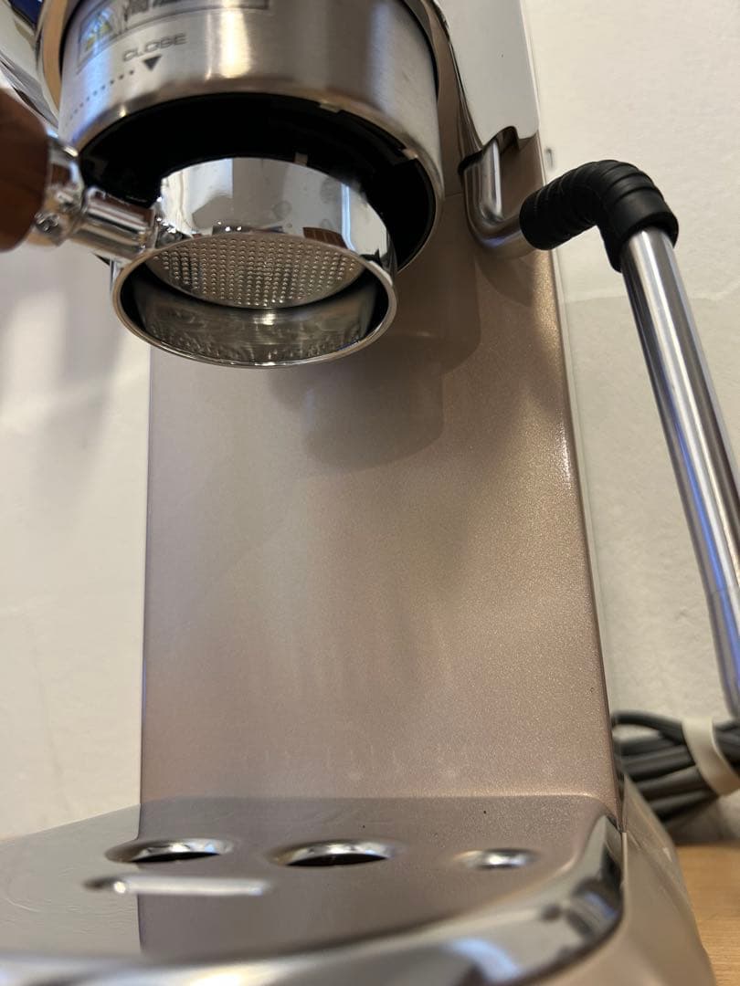 デロンギ デディカ アルテ　エスプレッソマシン　EC885J-BG ベージュ