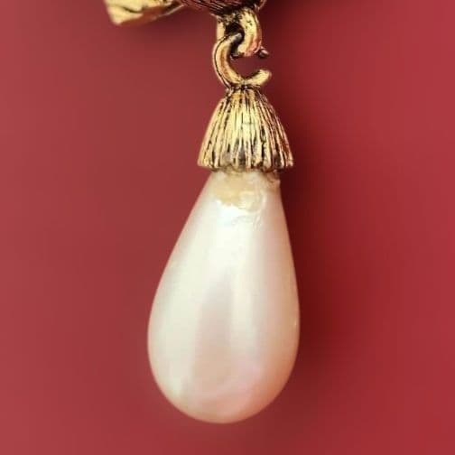 ヴィンテージCHANEL(シヤネル)貝殻デザイン ブローチ 　パール付き