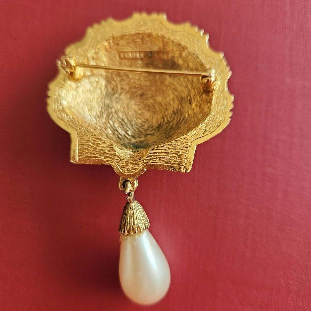 ヴィンテージCHANEL(シヤネル)貝殻デザイン ブローチ 　パール付き