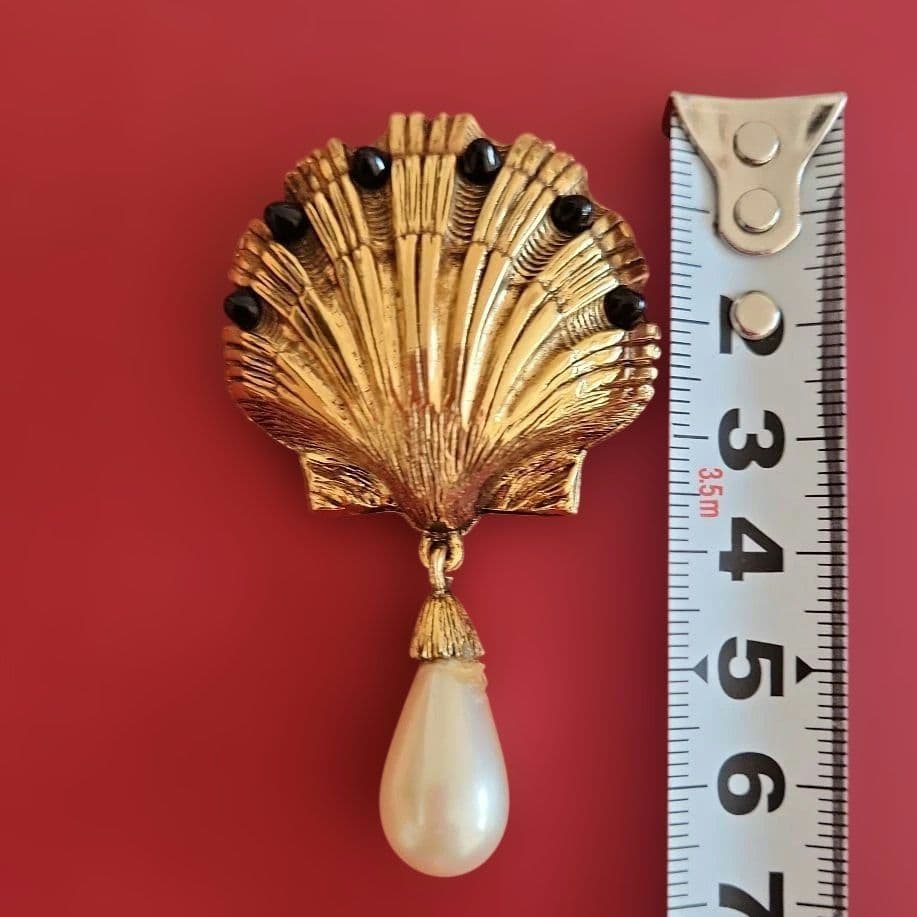 ヴィンテージCHANEL(シヤネル)貝殻デザイン ブローチ 　パール付き