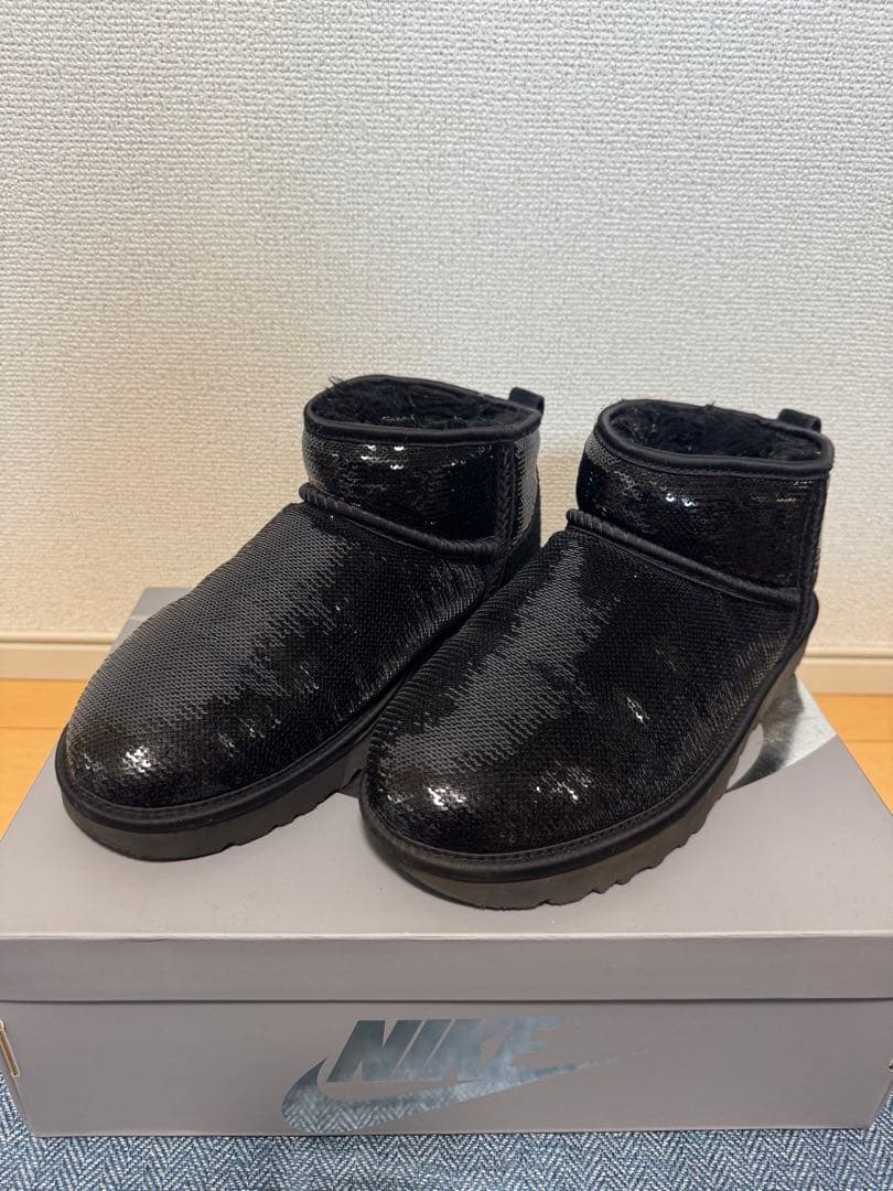 UGG ブラック ムートンブーツ スパンコール仕上げ