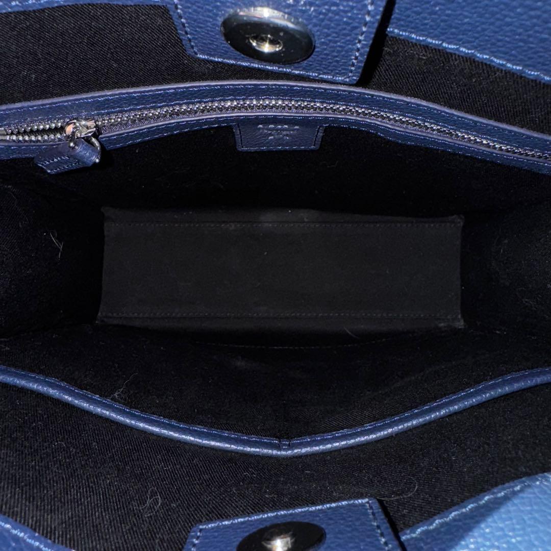 美品　MCM トートバッグ　A4 カモフラ　ロゴ　プレート　レザー　ネイビー