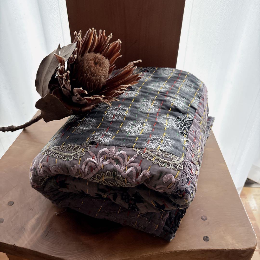 未使用❁エンブロイダリー　グレー　パッチワークカンタキルトマルチカバーラグ