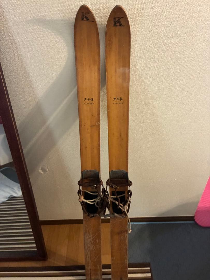 秀岳荘　スキー板 アザラシの皮？ゾンメルスキー
