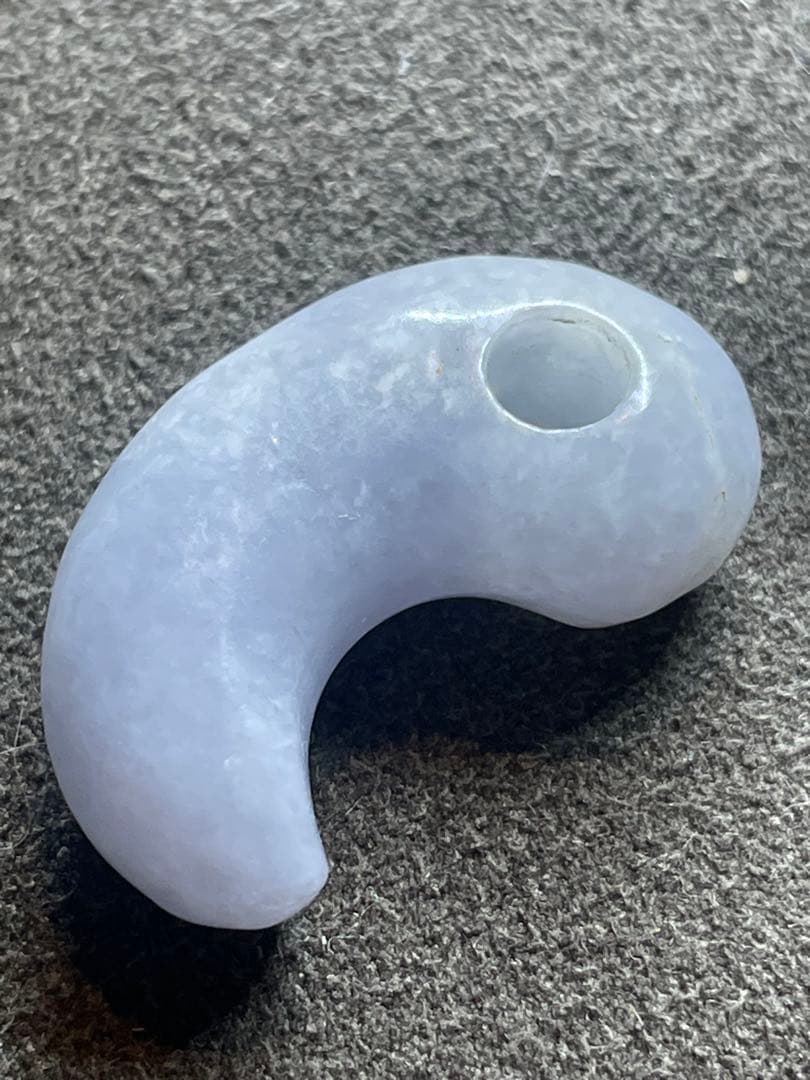 古墳時代　ラベンダー翡翠勾玉　出土品