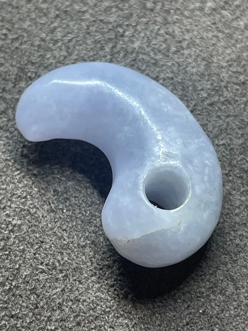 古墳時代　ラベンダー翡翠勾玉　出土品