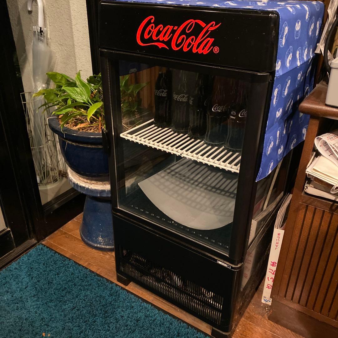 レトロな喫茶店にあるコーラ冷蔵庫