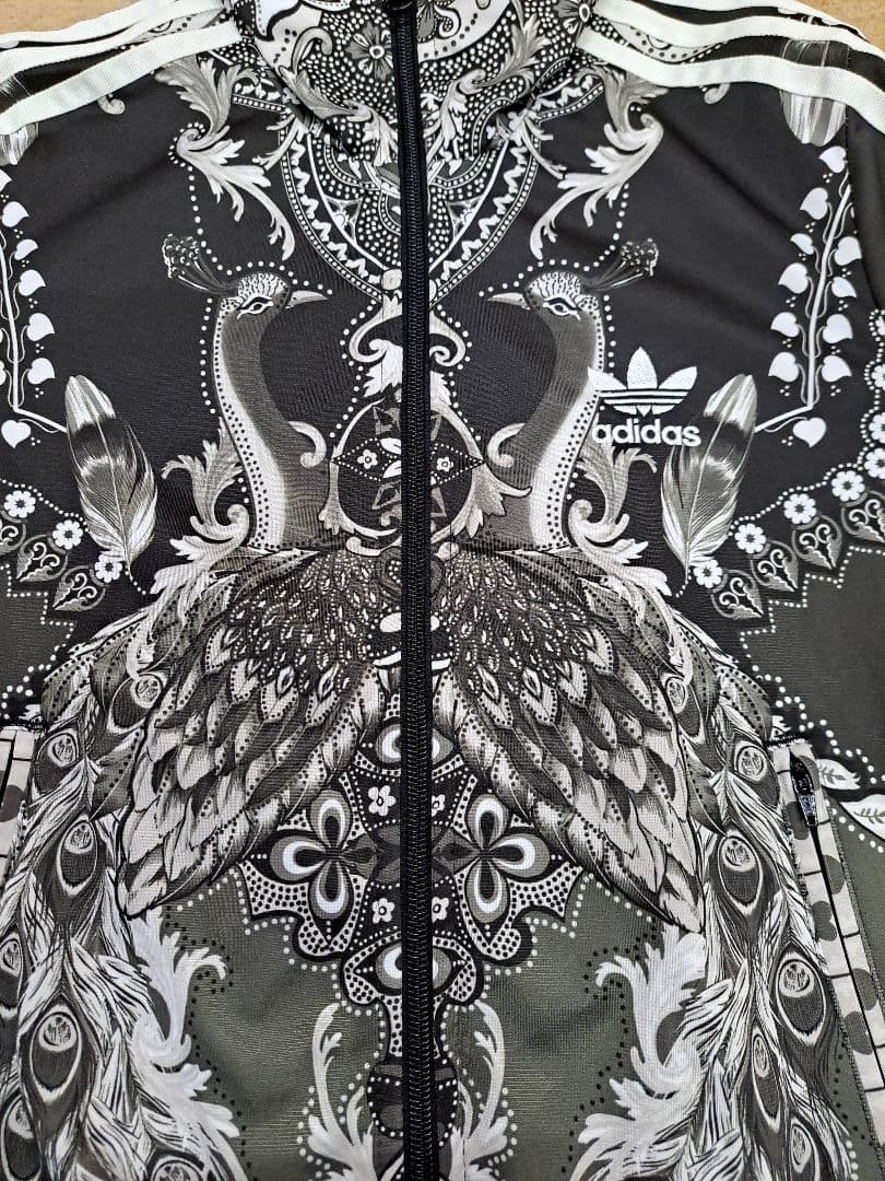 アディダスオリジナルス×ザ・ファーム・カンパニー トラックジャケット 孔雀柄