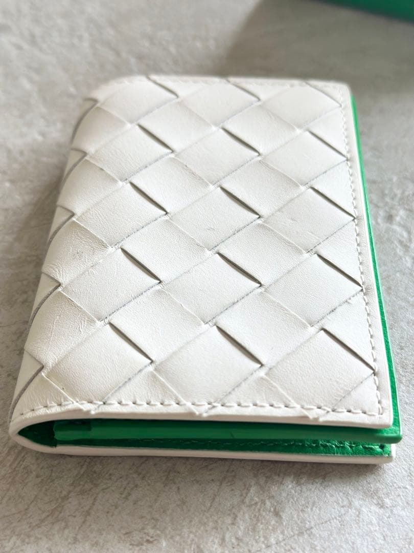 BOTTEGA VENETA レザー名刺入れ ホワイト×グリーン