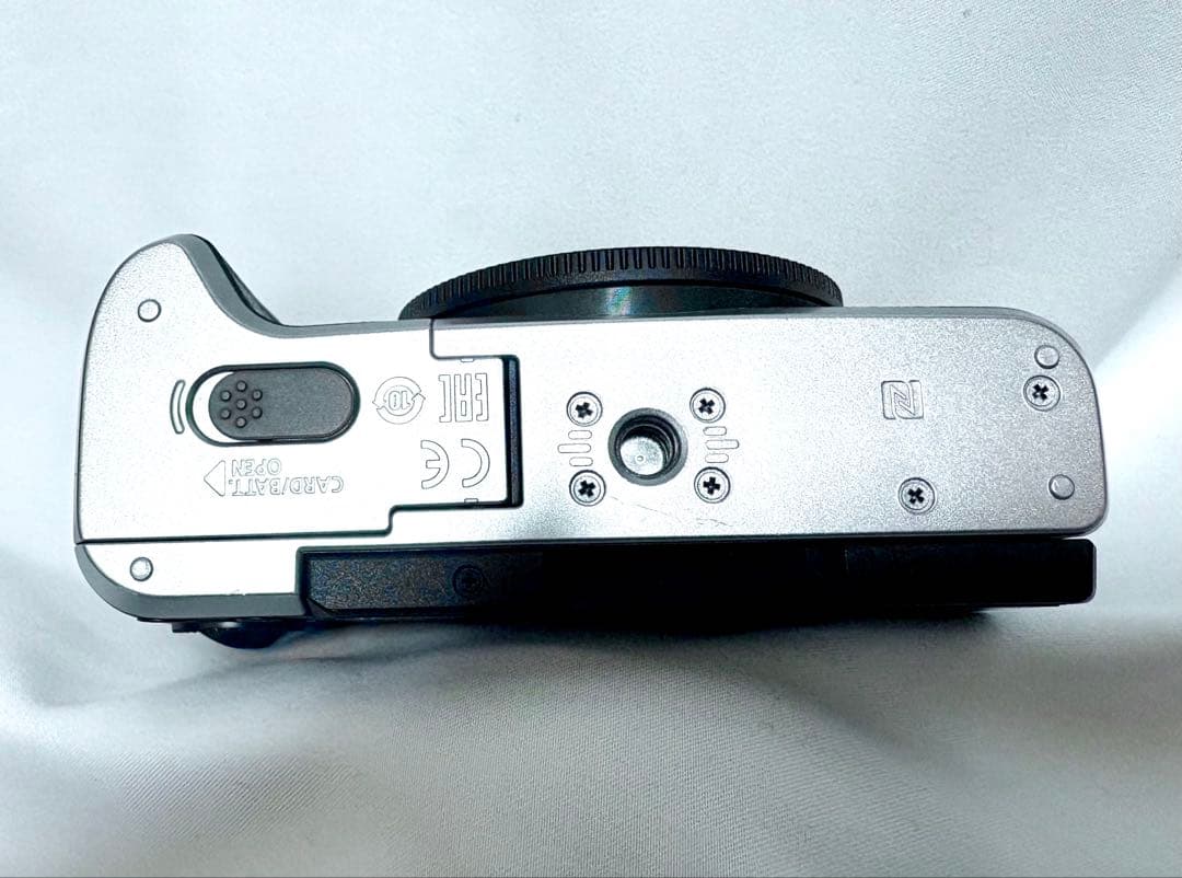 EOS M6 レンズ２本付き プロテクター、レンズフード、ケースも付属 美品